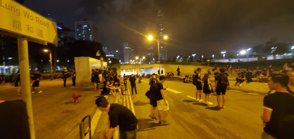 示威者凌晨走出龍和道。
