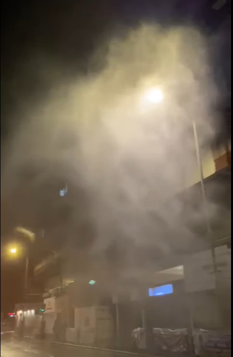 水花四溅显得一片烟雾弥漫。fb「元朗生活志」 影片截图  
