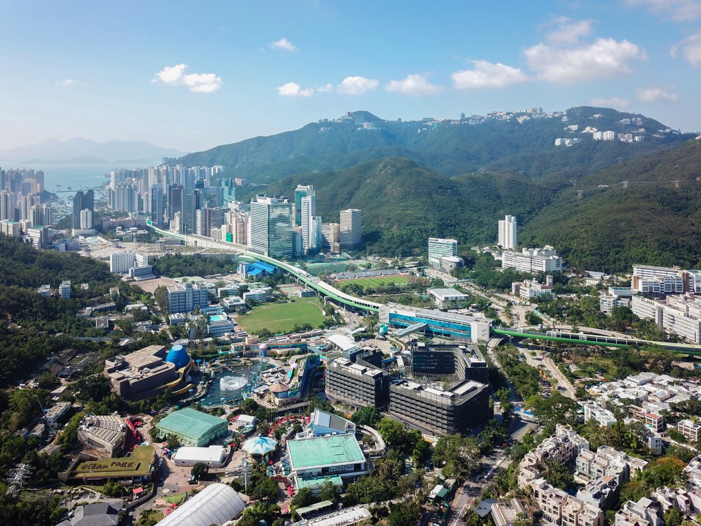 谈及对黄竹坑的居住感受，Mila大赞区内起居十分便利，前往金钟上班的车程亦极短。虽然该区暂时尚未发展成熟，但她对区内潜力充满信心。