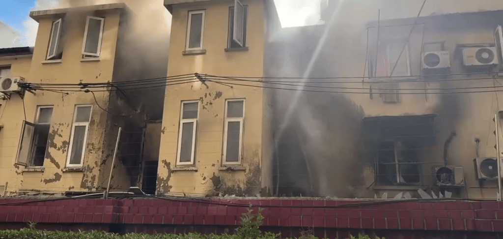 上海黃浦一小區突發火災，樓內冒出大量濃煙。