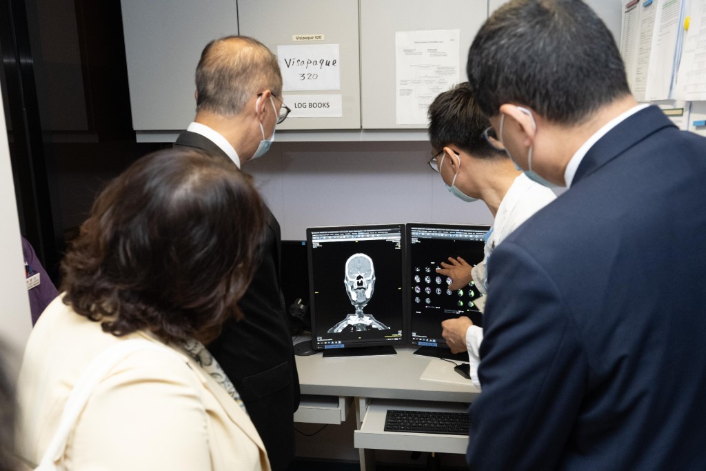 盧寵茂到訪伊利沙伯醫院，了解複雜性神經系統疾病病人的診斷和治療流程。政府新聞處