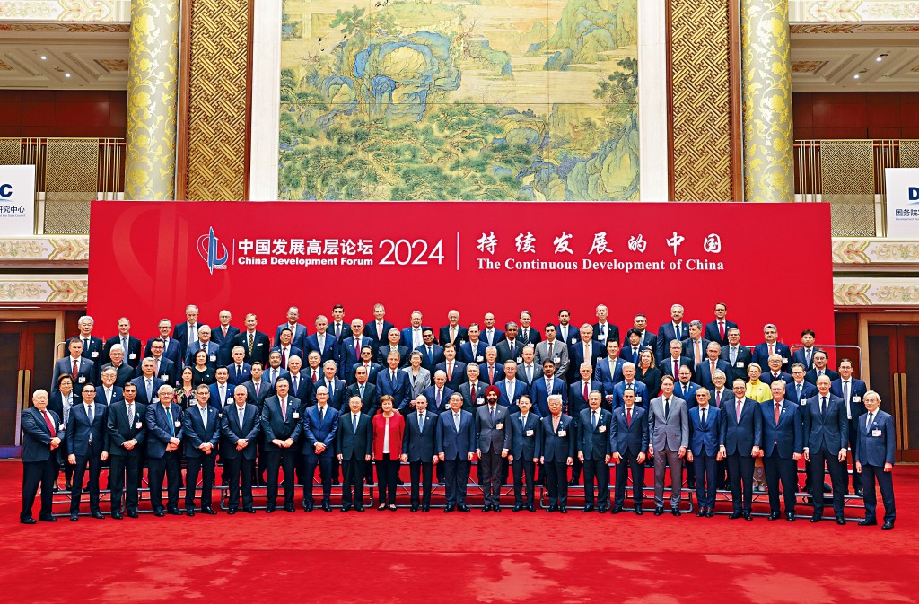 李強在開幕式前與參會嘉賓合影。