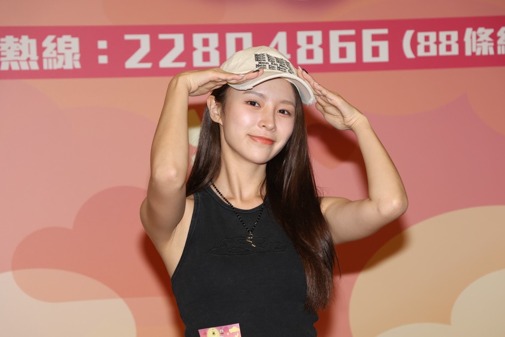 莊錠欣在節目上與五位男生跳唱。 莊錠欣在節目上與五位男生跳唱。