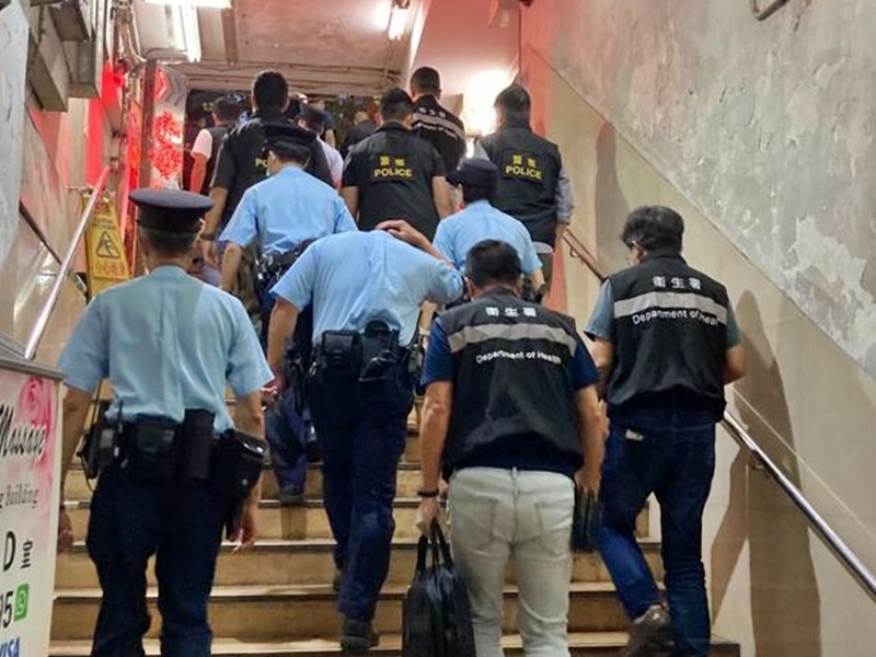 警方發現一間位於金馬倫道的食肆內有顧客超過4人一檯,食肆顧客數目亦超過通常座位數目的一半。警方圖片