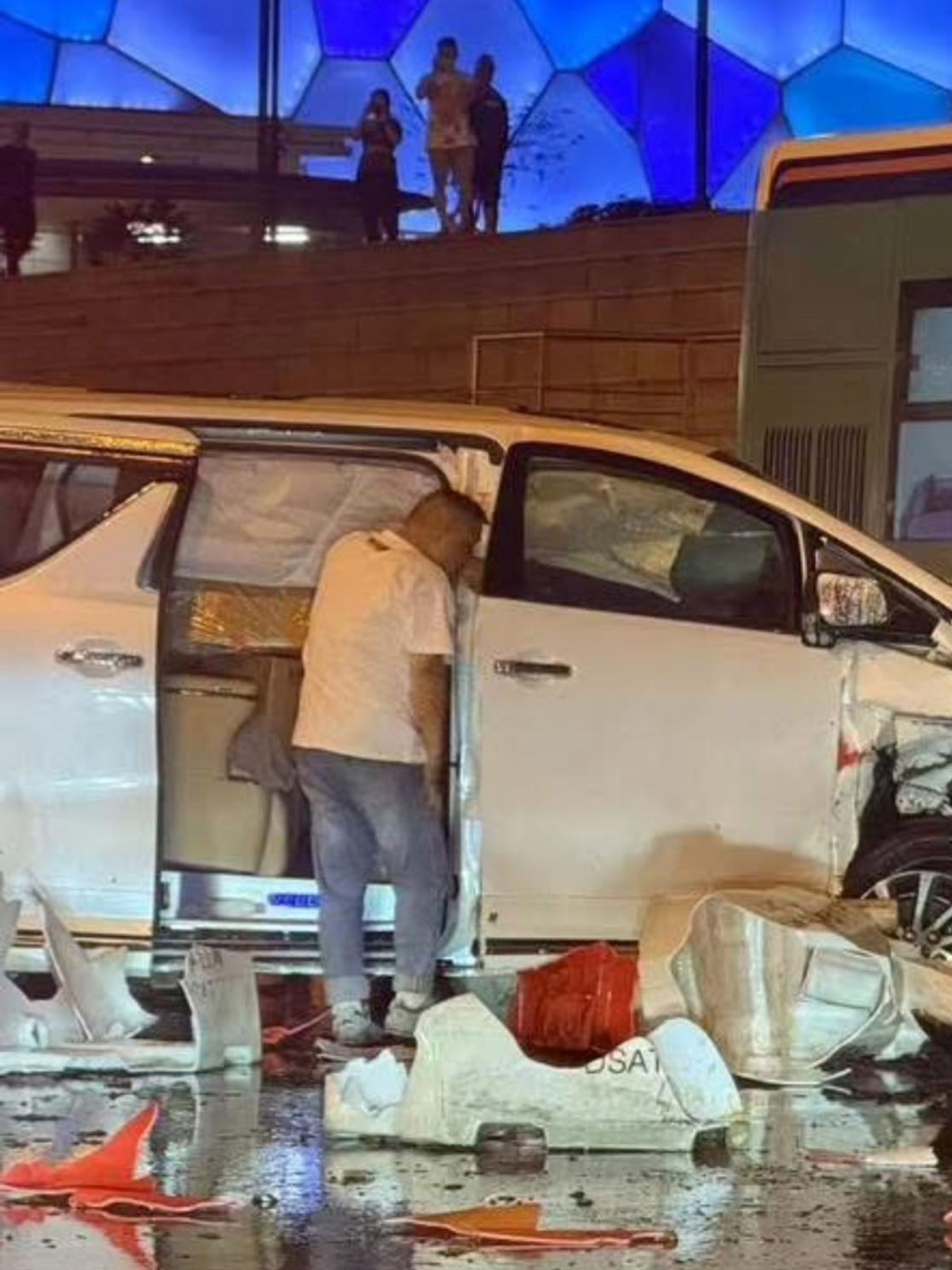 肇事白色七人車載有貨物。FB：澳門道路情報