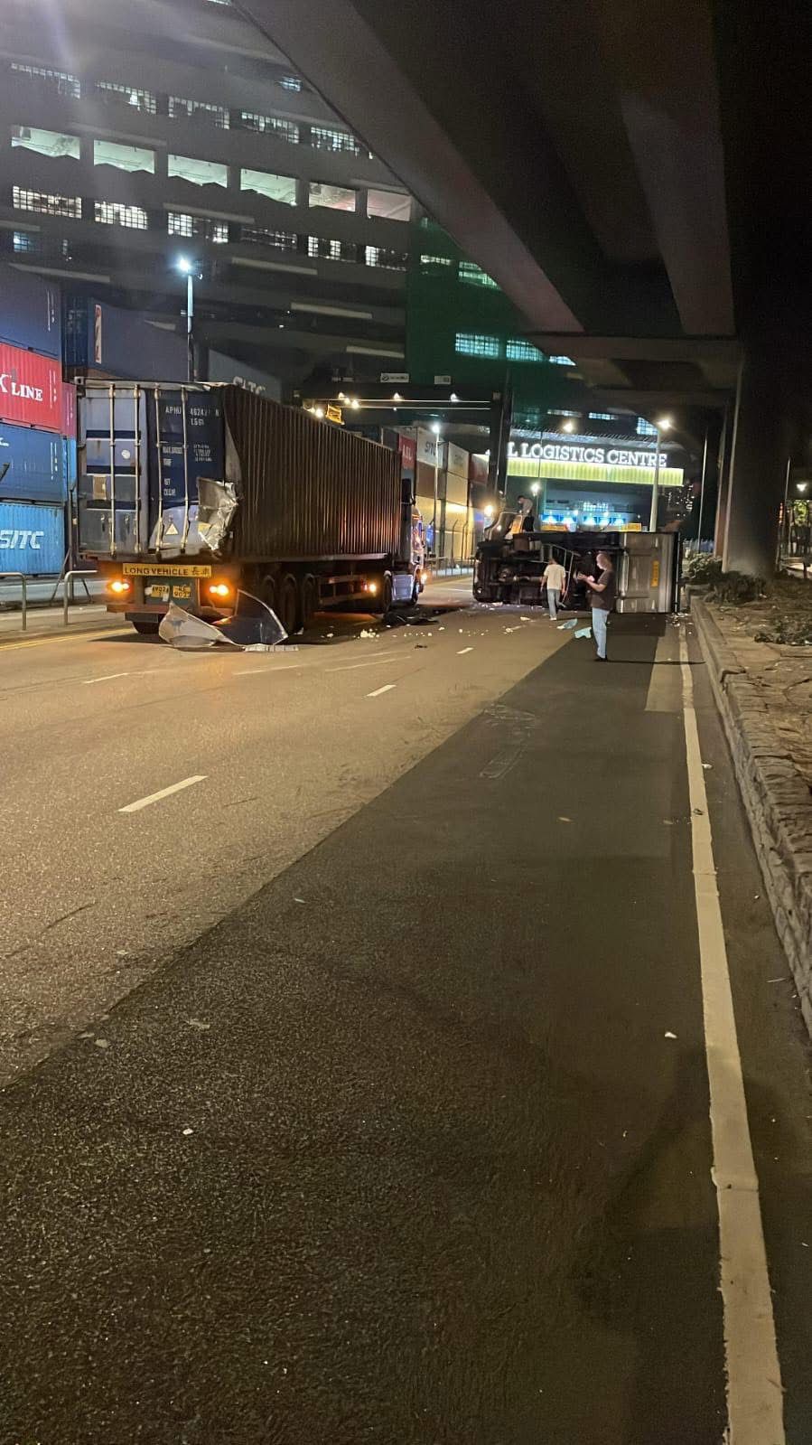 貨車翻側橫亙路中。車Cam L (香港群組)圖片 貨車翻側橫亙路中。車Cam L (香港群組)圖片