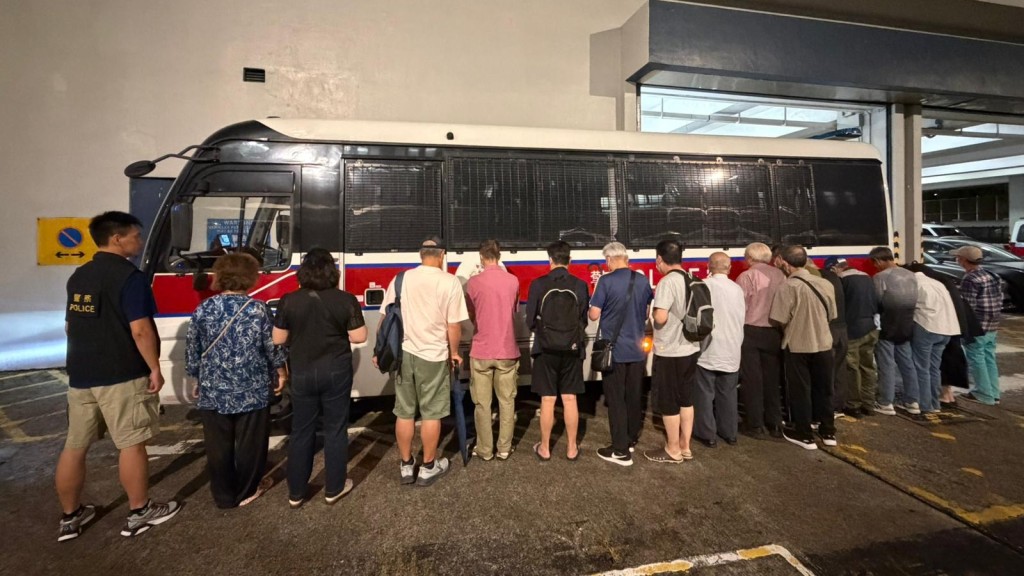 大埔住宅變非法賭檔 拘捕2負責人及30賭客 最老91歲。警方提供