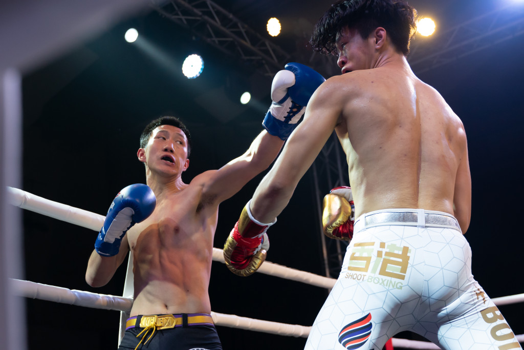 向籽羲(右)在男子專業組65KG賽事以KO擊敗國內代表李詩龍。中國香港綜合搏擊總會圖片