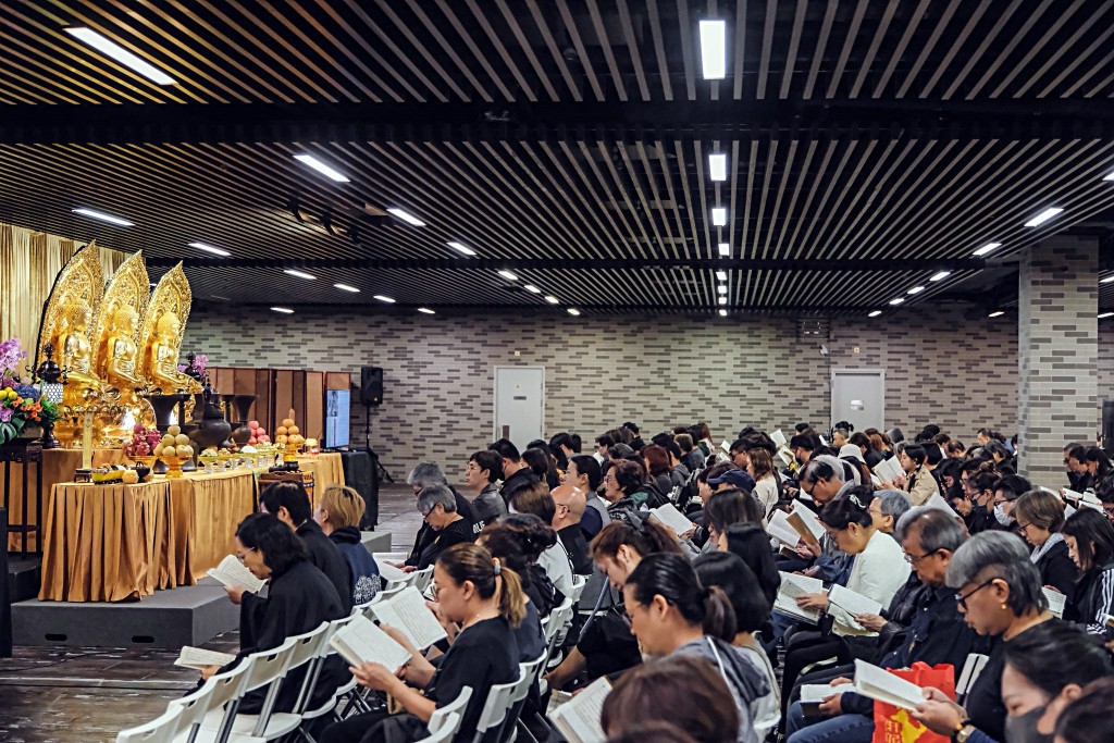 慈山寺昨晨進行「大埔宏福苑火災地藏菩薩拔度消災法會」。fb:Tsz Shan Monastery 慈山寺 慈山寺昨晨進行「大埔宏福苑火災地藏菩薩拔度消災法會」。fb:Tsz Shan Monastery 慈山寺