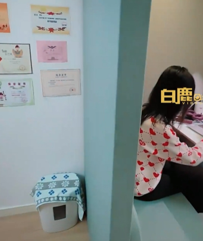 上海夫妇在客厅设置隔音舱，让女儿可以好好上课。 网片截图