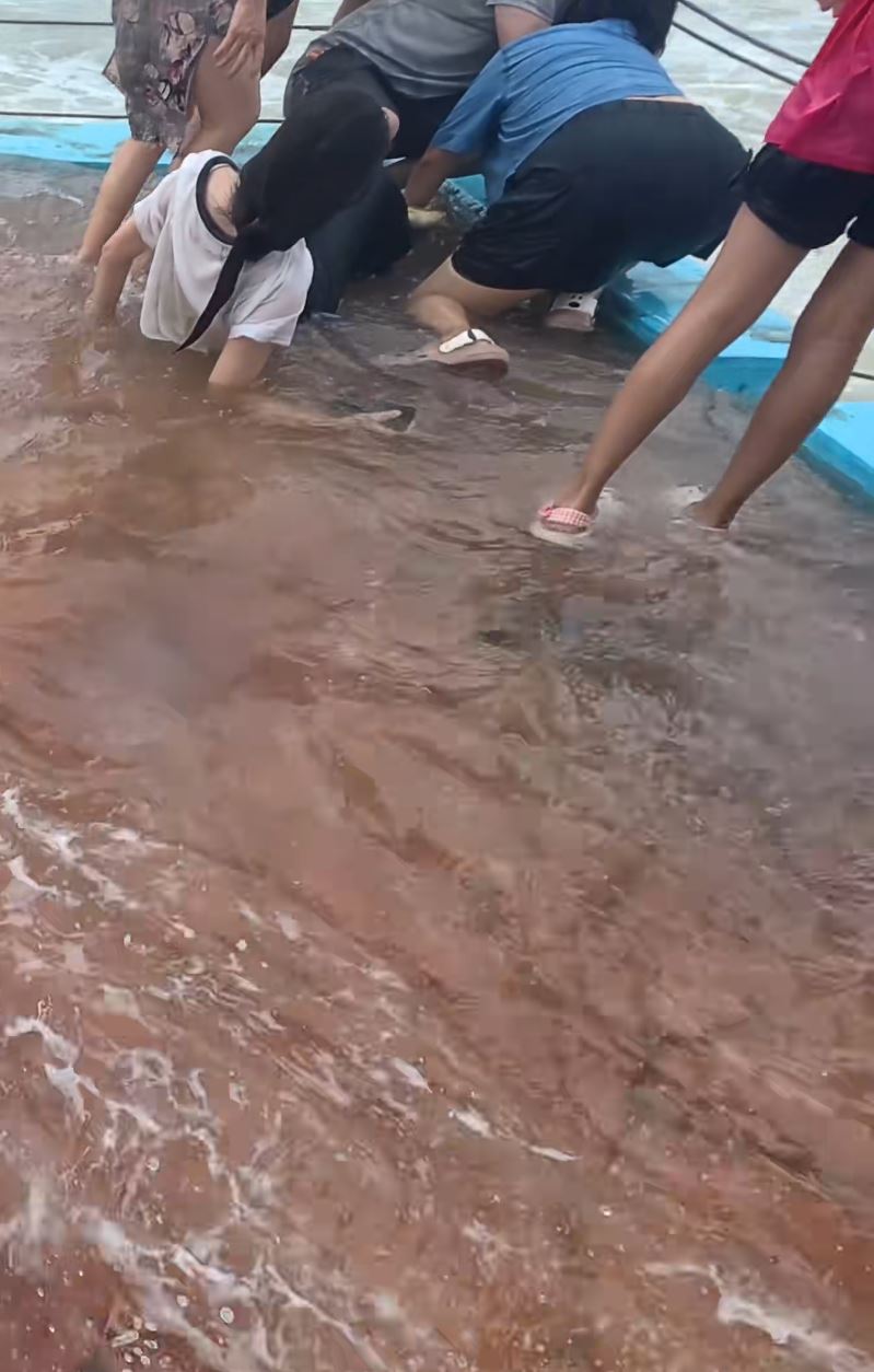 男童被海浪捲出護攔，幸多名旅客合力救回。抖音＠Sky__遠渡