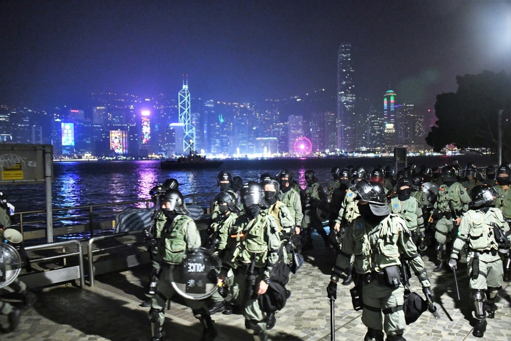 有網民呼籲除夕維港兩岸聚集,警方嚴陣以待。資料圖片