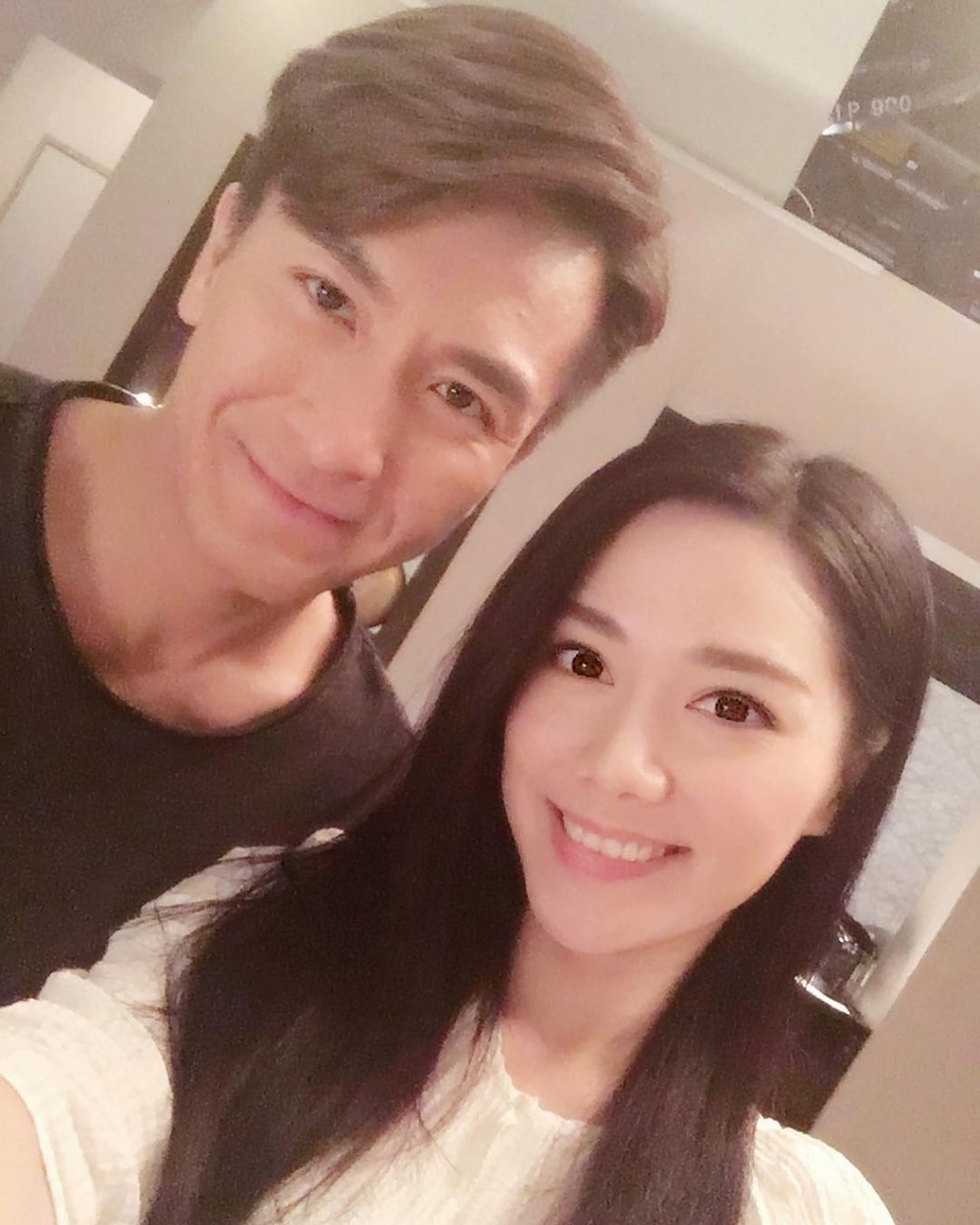 吸水情侶 馬明形象健康，成了不少廣告商的寵兒，連帶女友也得益。