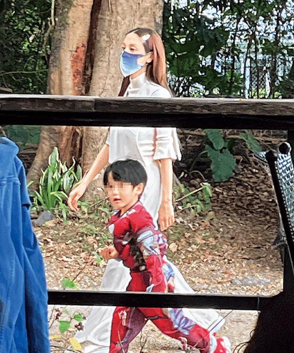 雖然防疫令放寬，但陳凱琳仍繼續戴上口罩，相反身穿Iron Man卡通衫的大仔，則以真面目示人。