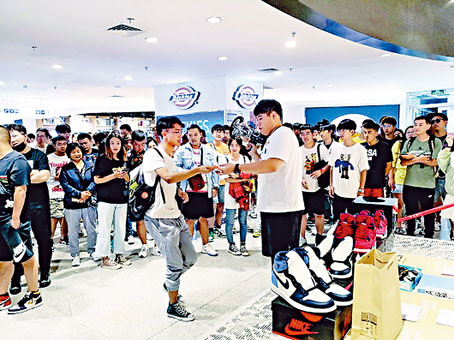 ■籃球鞋發售現場人氣火爆。