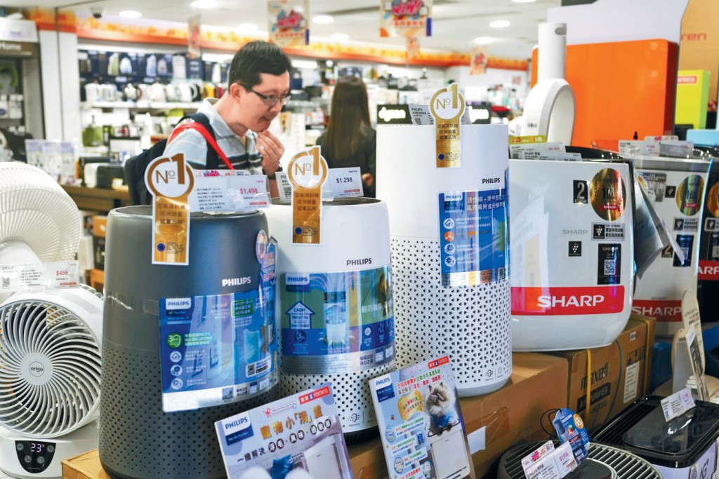 市民購買空氣清新機時應考慮更換過濾器的次數和成本。