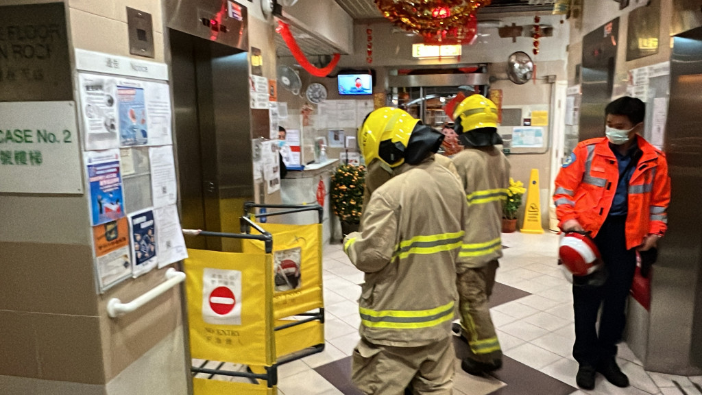 海麗邨海瑞樓電梯遭縱火，大批消防到場救火。李家傑攝