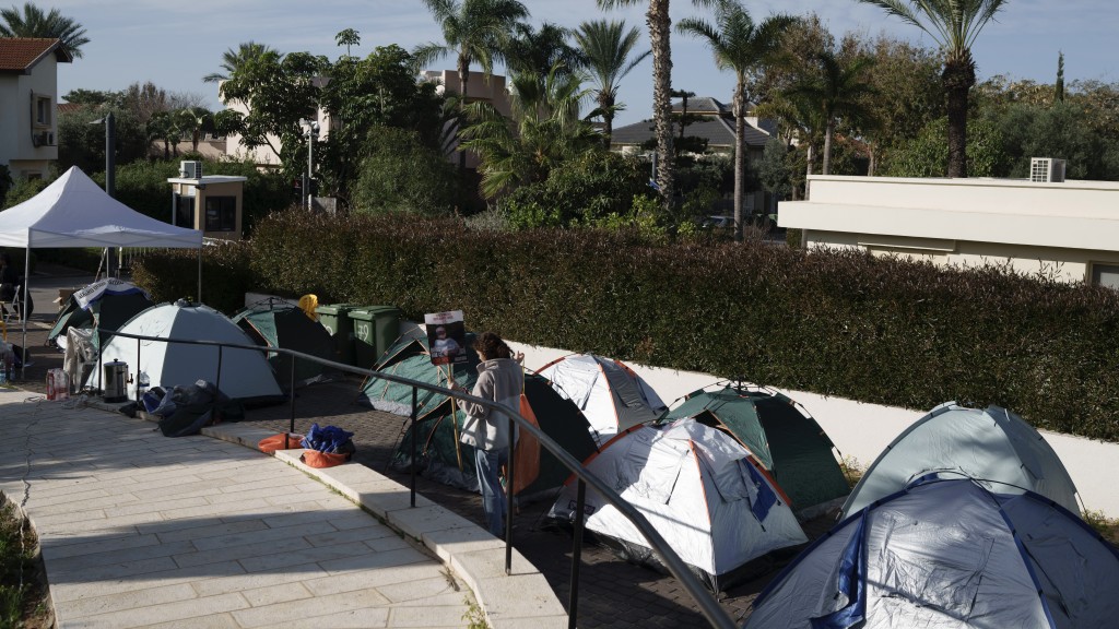 以色列人质家属及支持者在内塔尼亚胡私宅外扎营。 美联社