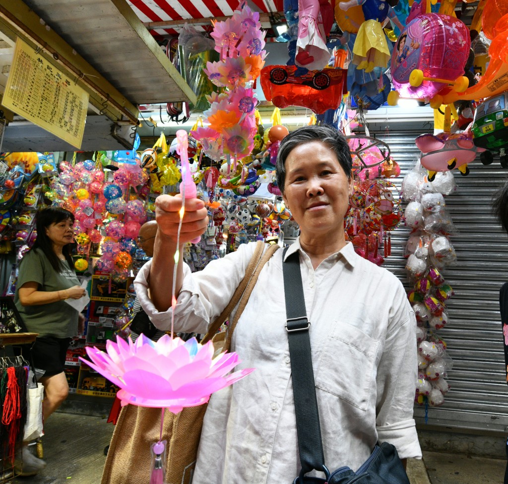 譚女士表示傳統手工燈籠承載著不可替代的童年情懷與回憶。何健勇攝 譚女士表示傳統手工燈籠承載著不可替代的童年情懷與回憶。何健勇攝