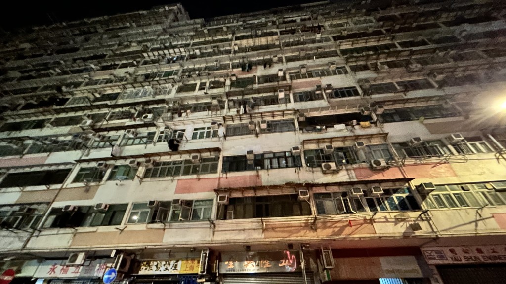她亦稱經區議員、關愛隊及立法會議員跟進後，民政署協調中電、機電署，以及中國建築社區應急義工隊等，協助大廈進行緊急維修。資料圖片