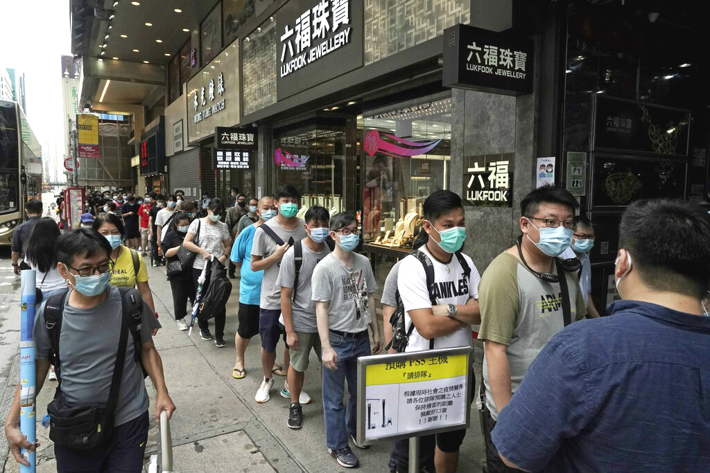 大批機迷在多區PS5遊戲機預售點外大排長龍。AP資料圖片