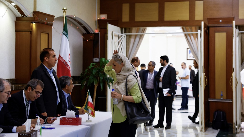 选民在伊朗驻杜拜领事馆投票。 路透社
