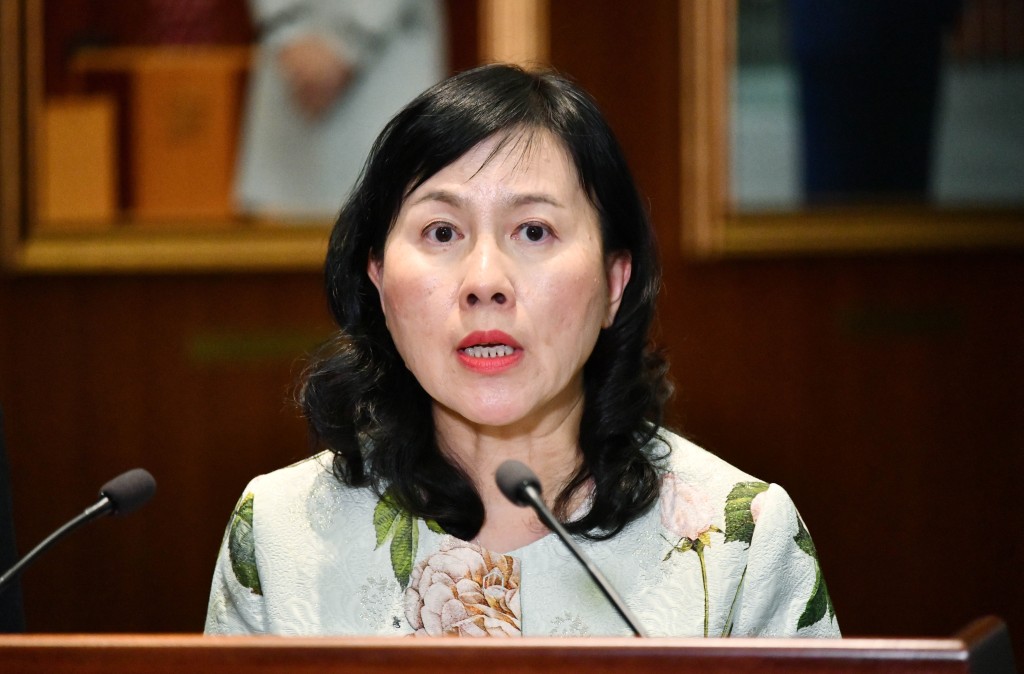 運輸及物流局局長陳美寶表示，政府一直採用雙軌制推行駕駛訓練政策。資料圖片