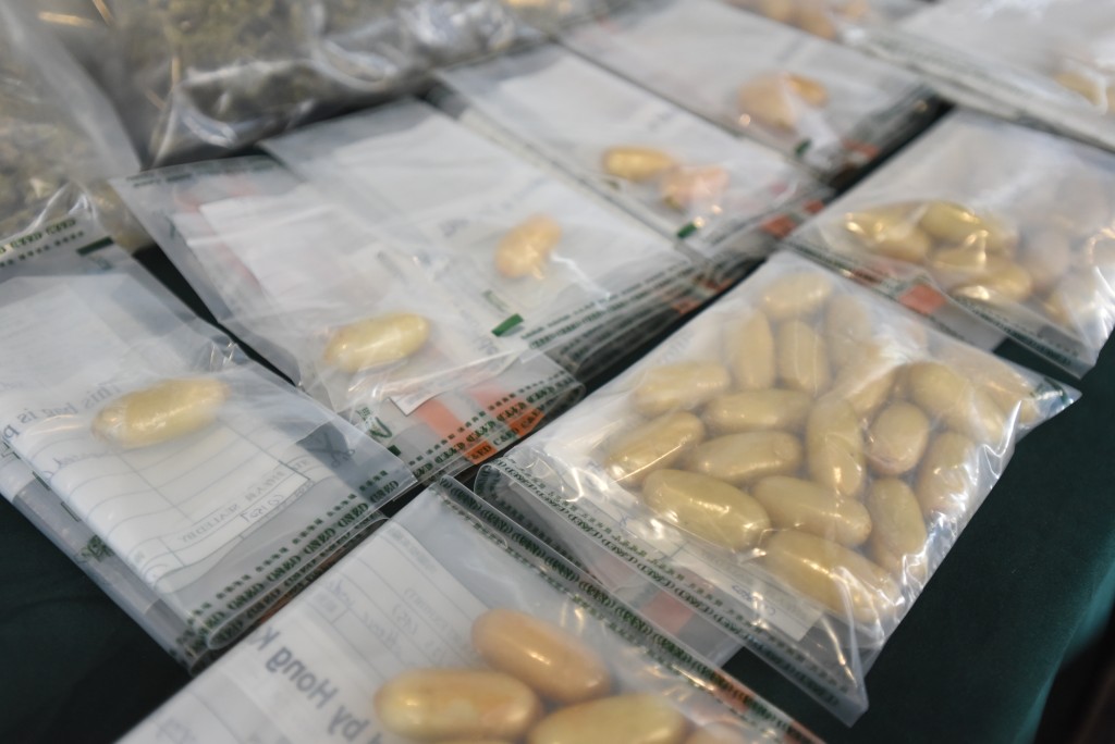 海关检获1.3公斤可卡因及16.5公斤大麻，市值约500万元。