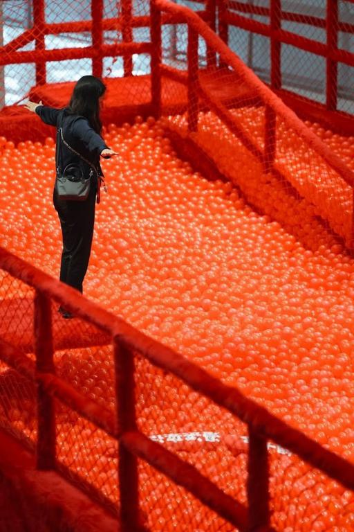 以超多紅色波波打造而成的「紅海」,巨型波波池旁邊更附設了跳水台和滑梯,讓觀展者可以一頭跳進或衝進一片紅色汪洋中。 以超多紅色波波打造而成的「紅海」,巨型波波池旁邊更附設了跳水台和滑梯,讓觀展者可以一頭跳進或衝進一片紅色汪洋中。