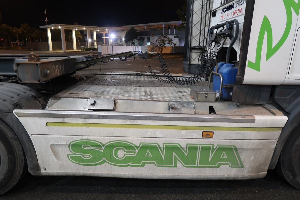 貨車拖頭左右兩側的金屬蓋板下均藏有一個額外油箱蓋，内藏懷疑非法電油。政府新聞處圖片