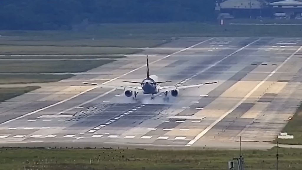 飛機着陸一刻冒煙。 X
