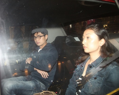 鄭俊弘與家姐坐上車時，面容疲倦。