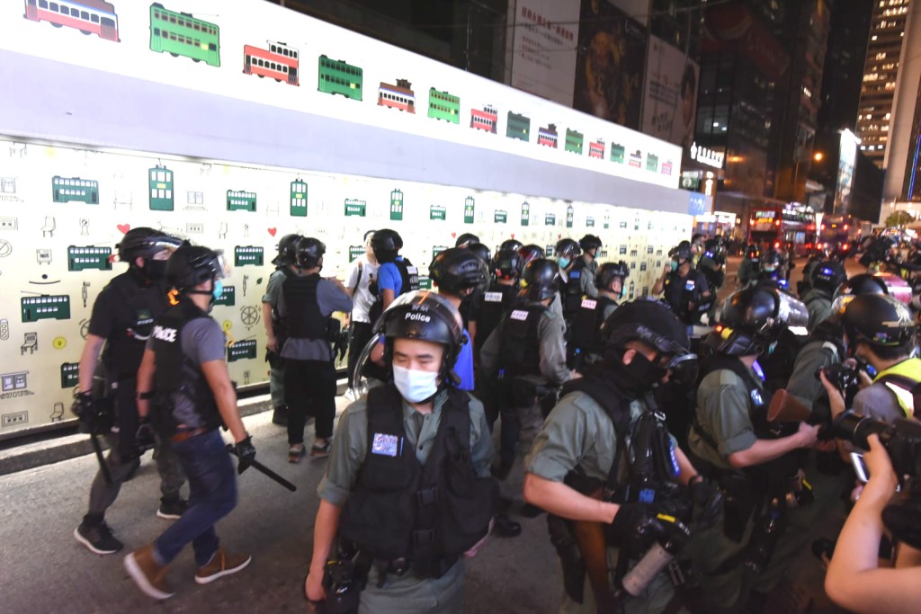警方制服多人。