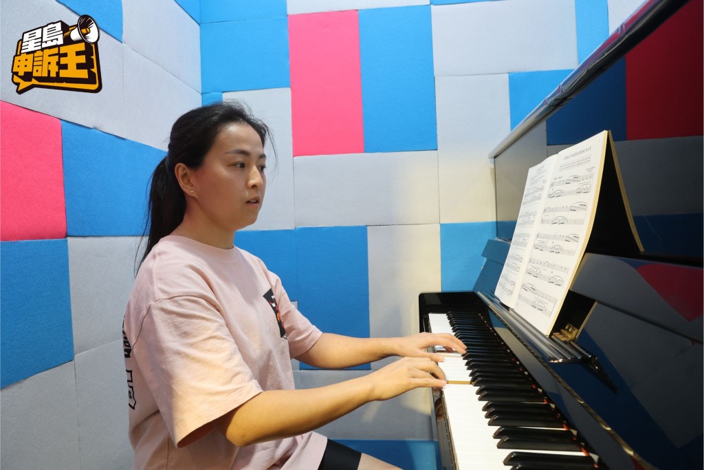经常到不同地方教琴的导师萧小姐，形容该音乐中心的房间隔音效果不理想，其他琴行基本上不会出现这些情况，并指所谓隔音门，比普通一道门的隔音情况更差。