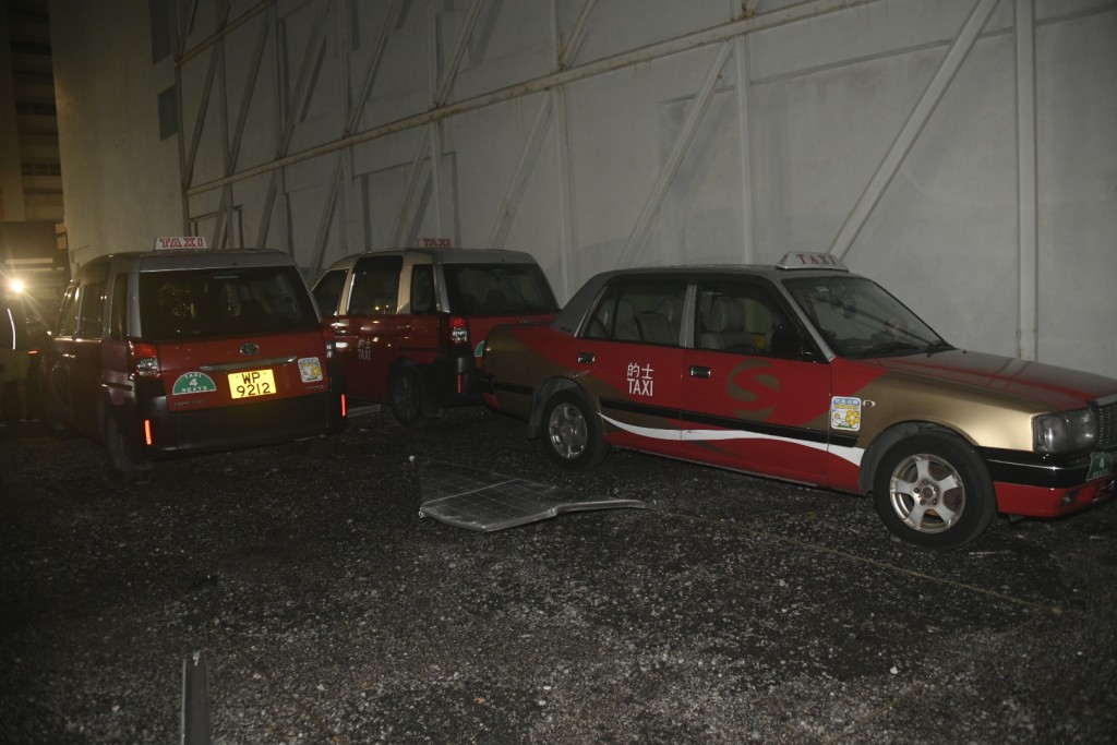 有10塊太陽能板從天而降，跌落土瓜灣旭日街一個露天停車場內，擊中停泊於上址的6輛車。楊偉亨攝