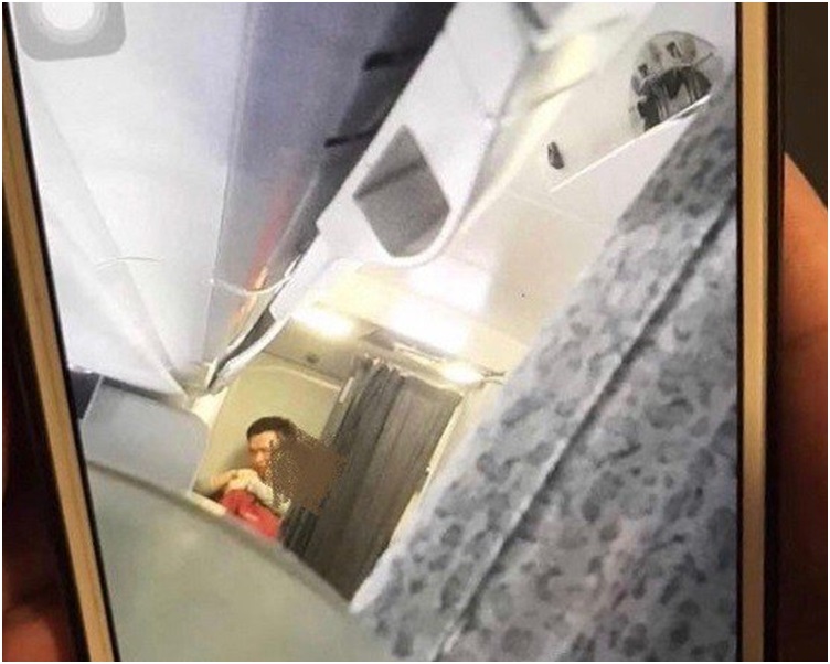 網上流傳一張相片見男子持刀脅持空姐。網圖