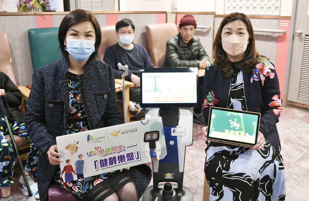 林惠珊(左)指引入智齡科技有助及早覺察長者問題。黃惠娜(右)稱會再提升系統以配合院舍運作。(何君健攝)