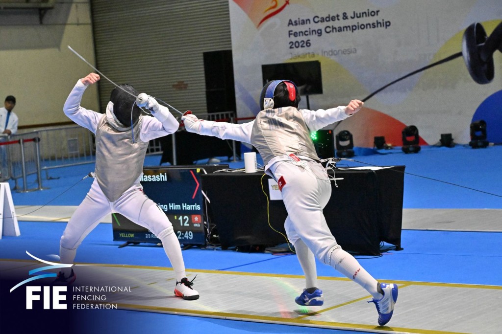 何承謙（左）在比賽中。FIE圖