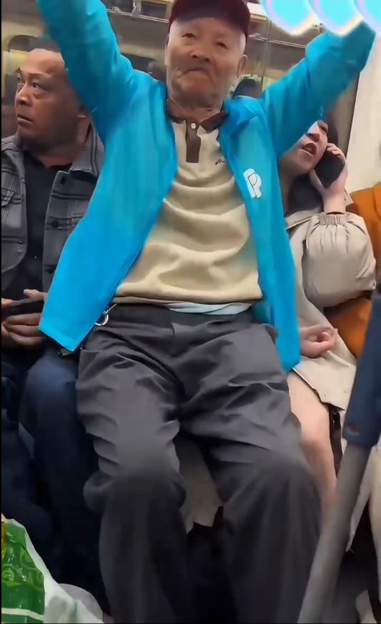 上海地鐵老翁強行坐在女乘客腿上。抖音