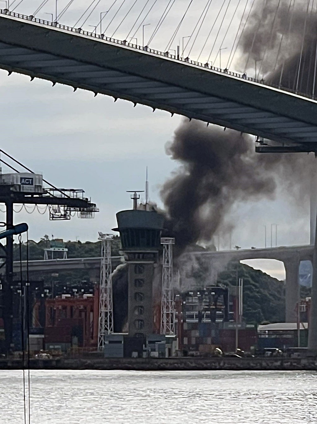 龍門架燒着冒煙。fb：消防群組