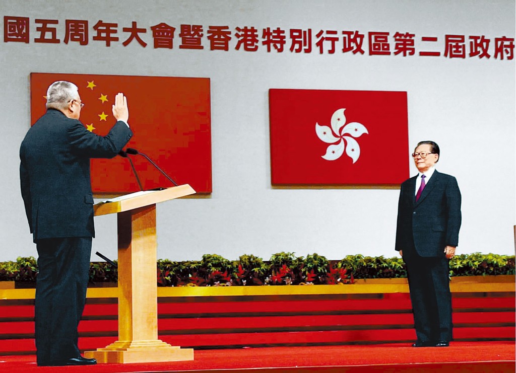 二○○二年七月一日，董建華連任行政長官，江澤民出席就職儀式。