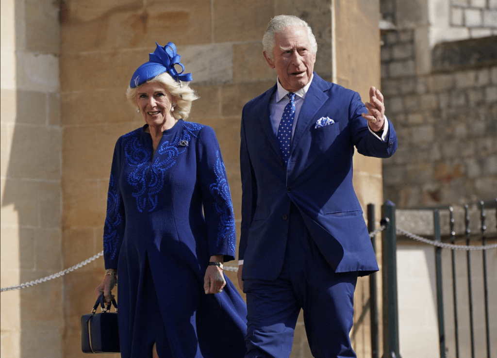 英王查理爾三世和王后卡米拉穿上一身藍色。路透社