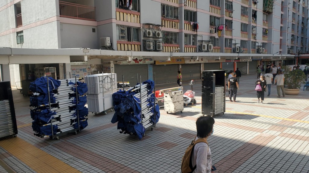 黃大仙富山邨富仁樓有房署職員運送物資。