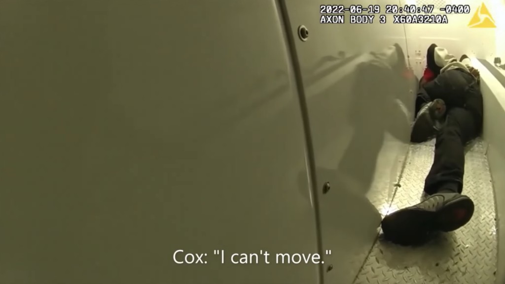 警员一度开门查看，考克斯（Randy Cox）表示无法动弹却不获理会。 Youtube 