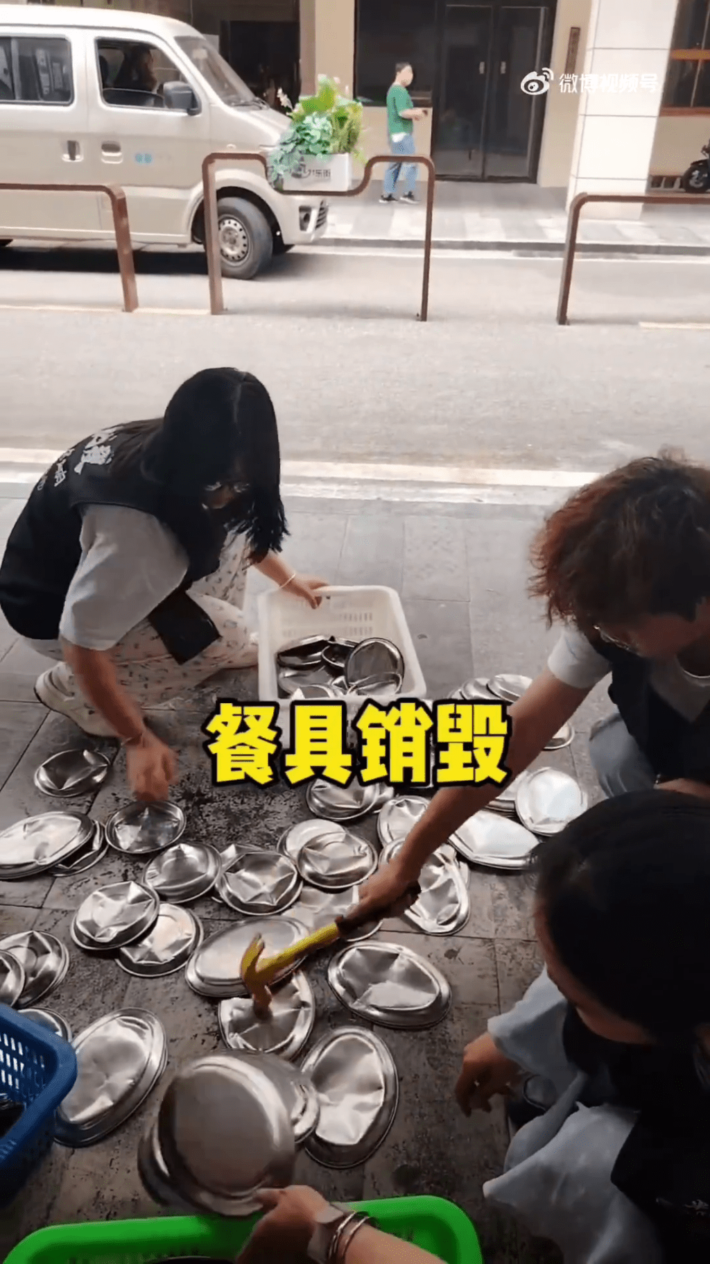 烤肉店自行停業整頓3天全面消毒,並銷毀及更換全店餐具。 烤肉店自行停業整頓3天全面消毒,並銷毀及更換全店餐具。