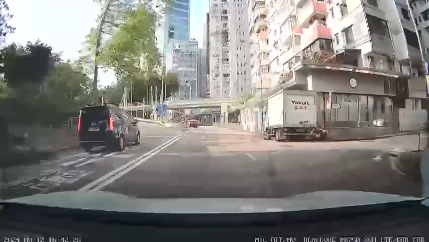 貨車撞向的士車身，再推上行人路。車cam片段截圖