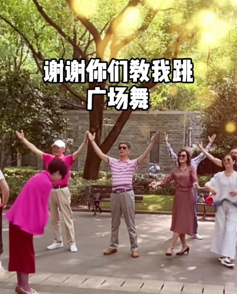 最後90度鞠躬感謝大家教她跳舞。