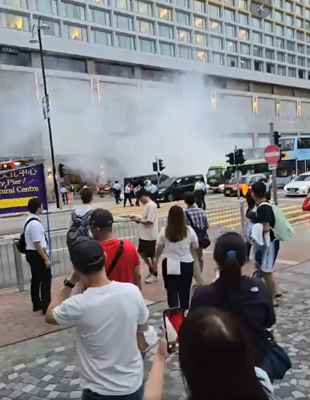 客貨車冒出大量白煙。 資料圖片 客貨車冒出大量白煙。 資料圖片