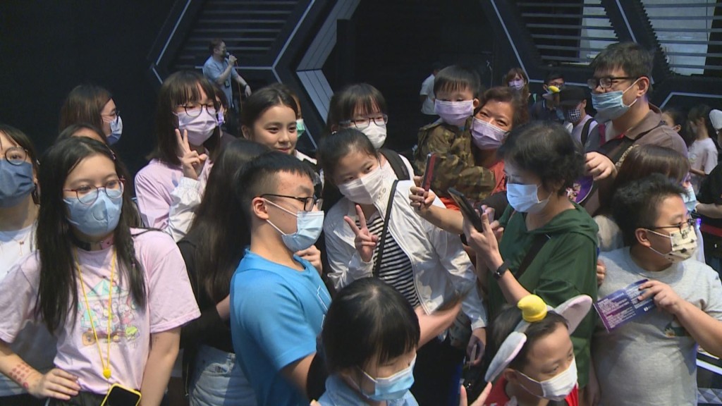 完成比賽後，Chantel與fans見面。