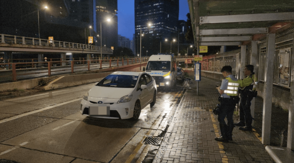 警員在同一行動中截查另一輛白色私家車,揭男司機酒駕。黎志偉攝 警員在同一行動中截查另一輛白色私家車,揭男司機酒駕。黎志偉攝